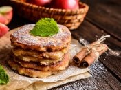 Вкусные и сытные оладьи из яблок и грецких орехов