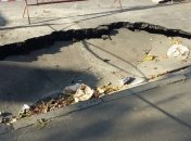 В Киеве напротив посольства Польши асфальт ушел под землю 