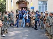 Пожар в лагере в Одессе: встреча мэра с родителями не обошлась без драки