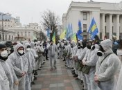 В масках и костюмах химзащиты: активисты провели митинг под Радой (Фото)
