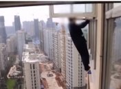 В Китае грабитель хотел сбежать от полиции через окно на 22 этаже (Видео)
