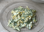 Літній салат з огірків та кукурудзи