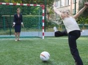 Марина Порошенко в Харькове сыграла с детьми в футбол