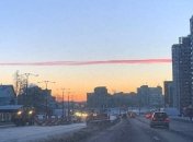 В небе над Минском появилась огромная красная полоса: необычное явление попало на фото