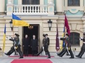 Порошенко в Мариинском дворце принял президента Латвии