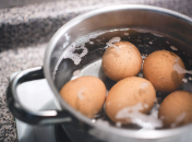 Спички кладут в воду, где варятся яйца