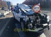 За 70 км від Києва легковик зіткнувся з вантажівкою