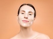 Особенно хороша для женщин с жирной кожей лица: польза белой глины