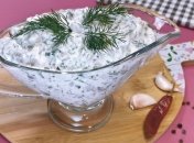 Соус підійде до картоплі, дерунів та млинців.