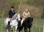Королева Великобритании прокатилась на лошади