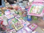 Украинские миротворцы в Косово подарили школе канцелярские товары