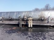 На Дніпропетровщині в результаті ДТП на дорогу витекло 10 тонн олії (Відео)