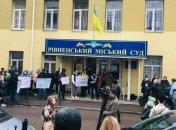 Подозреваемого в изнасилованиях забросали яйцами в Ровно: одна из жертв объяснила ситуацию