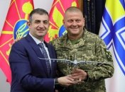 Залужный и Байрактар с моделью боевого беспилотника в руках