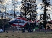 Впервые в Украине: тяжелобольную женщину доставили вертолетом во Львов (фото)