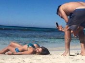 Смех да и только: парни фотографируют своих девушек для Instagram