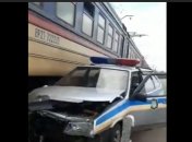Электричка протаранила авто полицейских под Кривым Рогом: видео ЧП