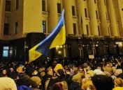 Сторонники Стерненко штурмуют здание Офиса президента (фото, видео) 