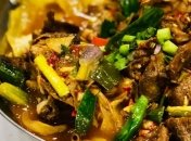 Солено, сладко, пряно: победитель "Мастер Шеф" Евгений Клопотенко рассказал, как приготовить азу из говядины