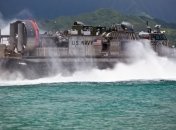 Может поднять на борт танк: в США тестируют новое судно на воздушной подушке (Видео)