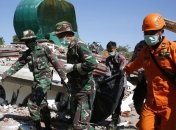 На индонезийском острове до сих пор вытаскивают людей из-под обломков