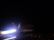 Ракетами били эсминцы и истребители ВМС США