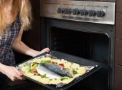 Как избавиться от неприятных запахов в духовке