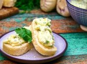 Масло с запеченным чесноком - отличный вариант для завтрака и перекуса