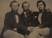 Броманс в викторианскую эпоху: интимные мужские объятия в редких снимках конца 1800-х годов (Фото) 