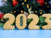 В мирное время, если официальный государственный праздник совпадает с выходным, следующий рабочий день тоже становится нерабочим