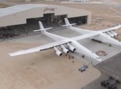 В США показали самый большой в мире самолет (Видео)