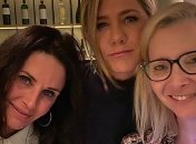 Вот как нужно играть в бильярд: Дженнифер Энистон и Кортни Кокс сняли забавный ролик