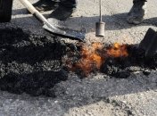 В Украине дорожные ямы закладывают кирпичами 