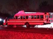 В США грузовик врезался в школьный автобус, есть погибшие