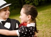 Детей с недостатками зрения учат танцевать