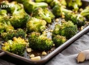 Запеченная брокколи прекрасно подойдет в качестве гарнира к основным блюдам (изображение создано с помощью ИИ)