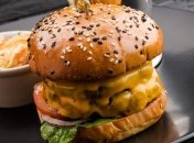 Рецепт дня: сочные чизбургеры на мангале