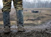 Военнослужащие едва не оставляют свою обувь в грязной топи
