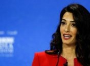 Женственный официальный стиль: Амаль Клуни поразила выходом на Генассамблее ООН (Фото)