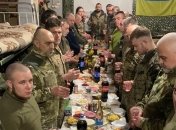 Седьмой год на войне: бойцы показали, как встречали новый год на передовой на Донбассе (фото)