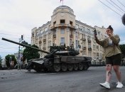 Вулиці в росії заповнені військовою технікою