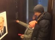 "Бацька в лифте": Как жители Минска реагируют на портрет Лукашенка (Видео)