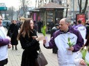 Украинские женщины получили цветы от Медведчука