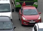 Попала в "мертвую зону": бетономешалка переехала девушку в Киеве (видео момента)