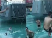 "Воспитывать нужно": подростки подняли бурные споры, искупавшись в киевском фонтане (видео)