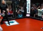 Боец ММА прославился, отправив соперника в нокаут ударом из кино (видео)