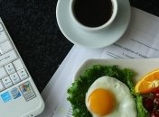 Есть рядом с компьютером – не самое полезное занятие