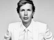 Beck выпустил мечтательный трек из предстоящего альбома "Hyperspace" (Видео)
