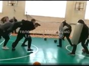 В России школьники под присмотром силовиков "играли" в ОМОНовцев и протестующих (видео)