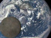 NASA показало снимки Луны на фоне Земли